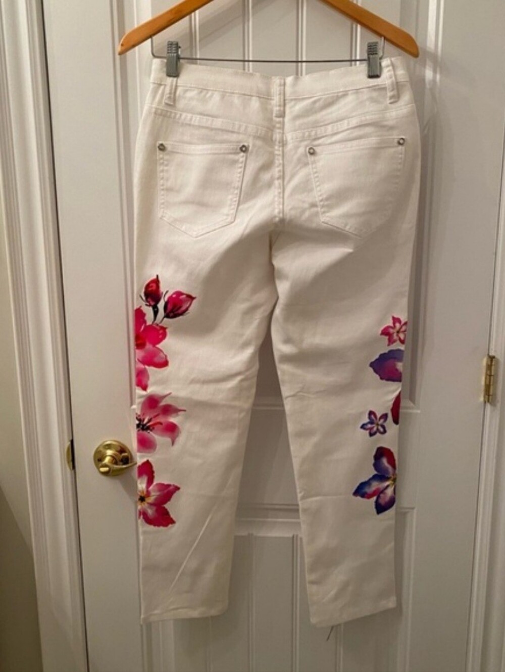 Venus Women’s Size 10 White Skinny Jeans with Floral Decals on the Legs NWOT - Picture 2 of 9